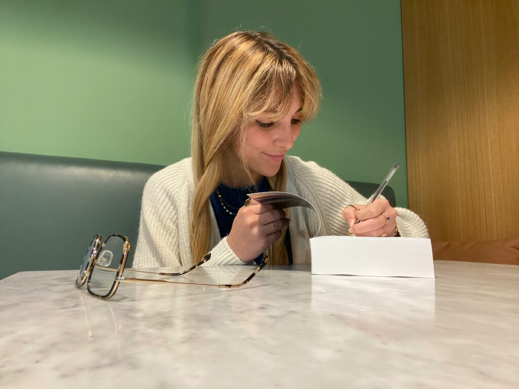 Presse sarah abohonian signant un roman