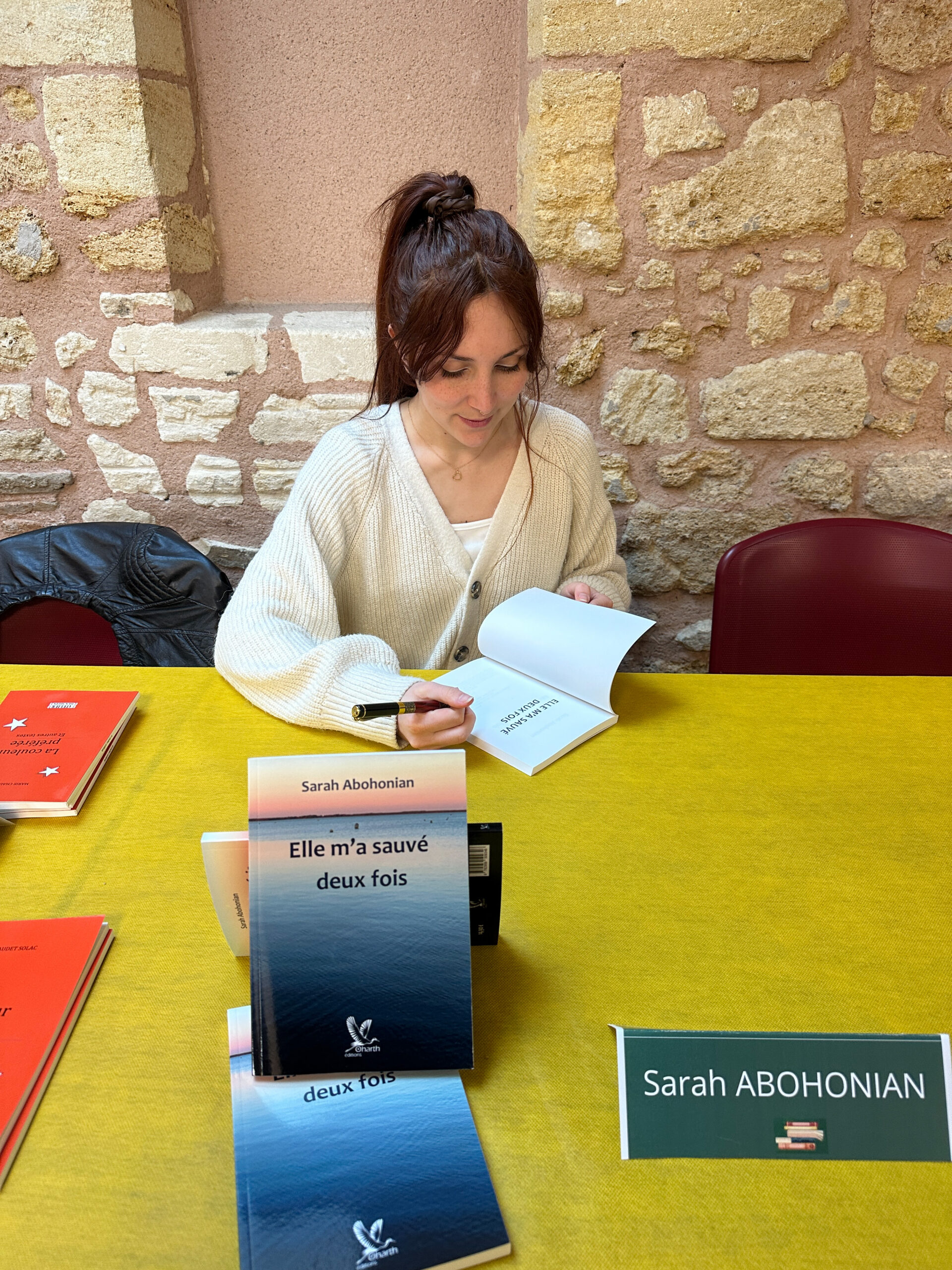 Séance de dédicaces roman Sarah Abohonian auteure